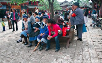 Old folks and young chatting in the Lijiang town square.