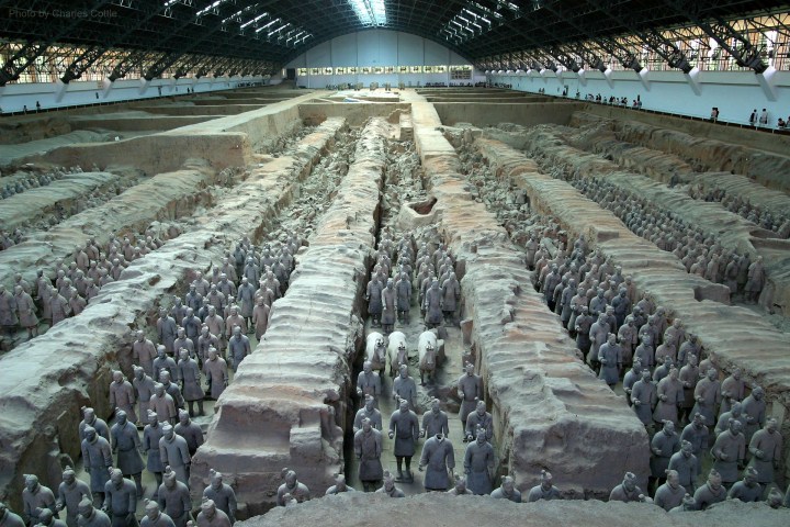 Wide view of terracotta warriors in several columns